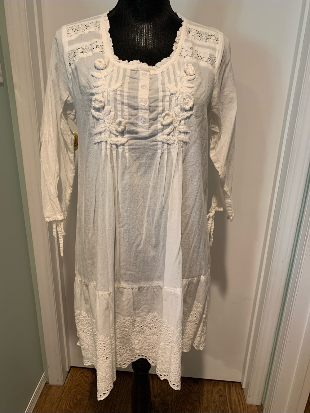 White Cotton Embroidered 3/4 Tie Sleeve Boho Dress. Sz M/L.